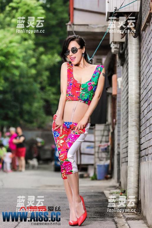 姑娘，想看爱丝的美图合集，你愿意载我一程不？