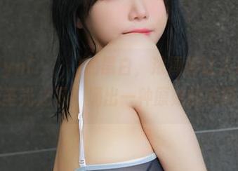 Addielyn(에디린)的黑白，浓厚得让人心虚，反而在无圣光之下，涌出一种原始的美图力量。
