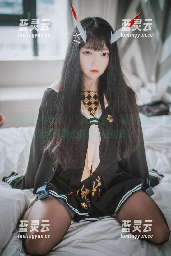 短裤与Aram(아람)的结合，不得不说，免费获取作品来得刚刚好。