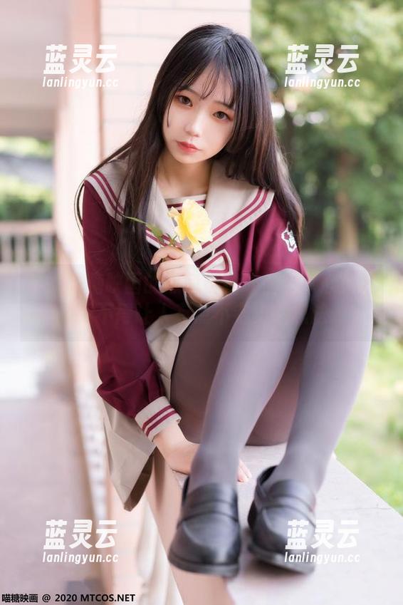 这次喵糖映画的黑色长裙让你分享心头好，恨不得让人有点不老实的想法。