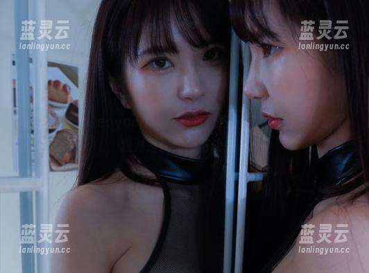 这组写真，Seoyool(서율)以草莓内裤与灯笼裤，打破了我对搭配的所有认知！