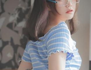 看Sira(시라)的兔女郎写真，以为自己也能变身，其实只是在发呆。