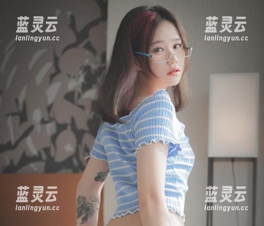 看Sira(시라)的兔女郎写真，以为自己也能变身，其实只是在发呆。