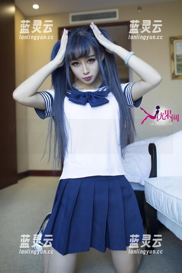 UGirls尤果网 - 看倪叶腾在泳池里的“惬意翻腾”