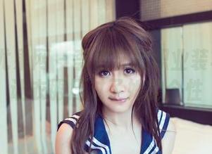 UGirls尤果网 – 李思宁的职业装写真：别让衣服压过了她的个性
