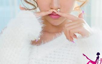 UGirls尤果网 – 诗朵雅和她的丝袜们，一起分享这段无意间的小邂逅。