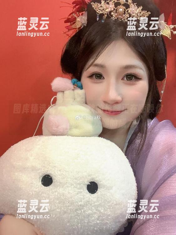 图库精选中，Zyra秋的长腿正在呼唤你，不要小看这双腿的威力