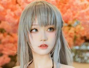 打开七七娜娜子的一幅写真，我就想究竟拍‘牛牛女仆’的灵感从哪来的？