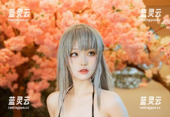 打开七七娜娜子的一幅写真，我就想究竟拍‘牛牛女仆’的灵感从哪来的？