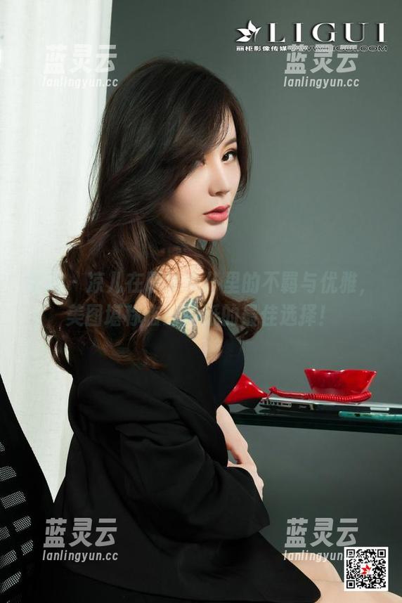 丽柜 - 凉儿在职场女仆里的不羁与优雅，美图堪称临时壁纸的最佳选择！