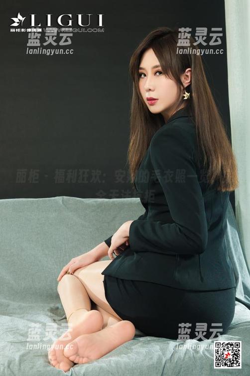 丽柜 - 福利狂欢：安娜的毛衣照一览，完全无法抗拒