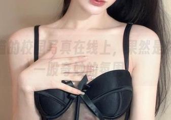 倦倦喵的校园写真在线上，果然是充满了一股奇妙的氛围。