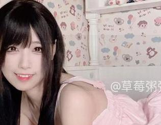 微密圈 – “十万口草莓粥粥的居家毫无压力，无圣光、套图尽显轻松氛围”。