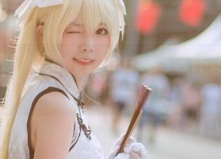照片中的泳装costume，这也许是向小圆最棒的一面