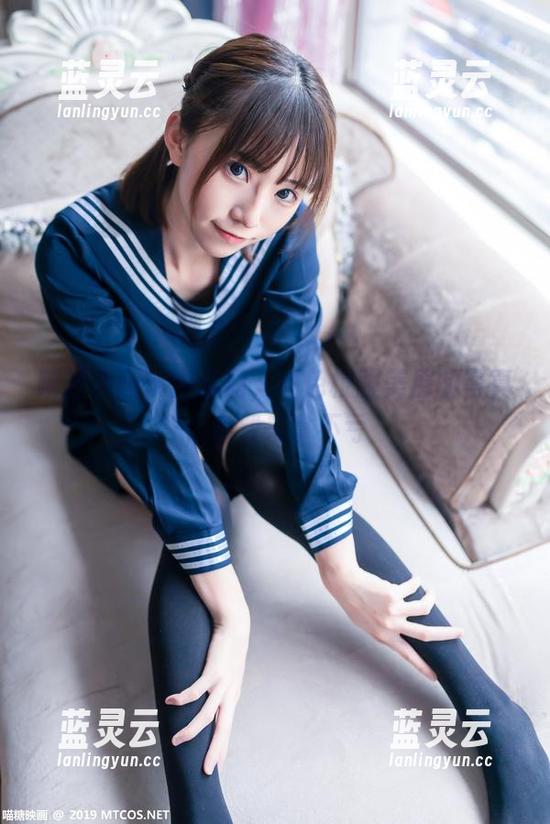 喵糖映画 喵糖映画玩得真溜,红色校服美眉的写真,免费来拿不亏