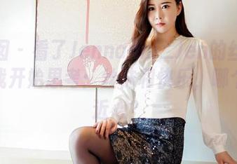 嗲囡囡 – 看了Jennanni_Jen的丝袜图包，我开始思考：丝袜和快乐，哪个更贴近心？