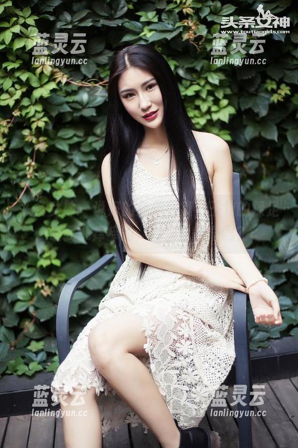 头条女神 - 说好的免费图集，王竹的裸足让我心痒痒的，有那么神奇吗？