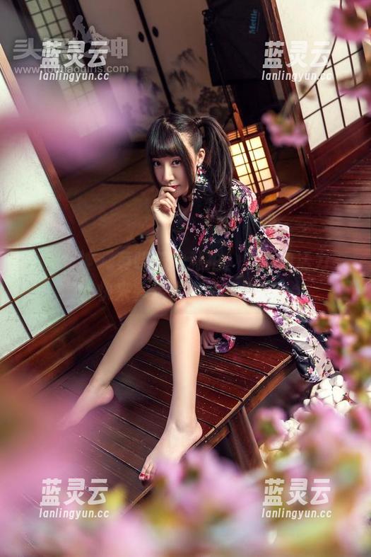 头条女神 - 莫晓希的私拍，少女的活力，快来拿走幸福的秘方！