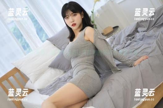 宅家不无聊，破洞牛仔裤让宋哈娜的美图资源超丰富！