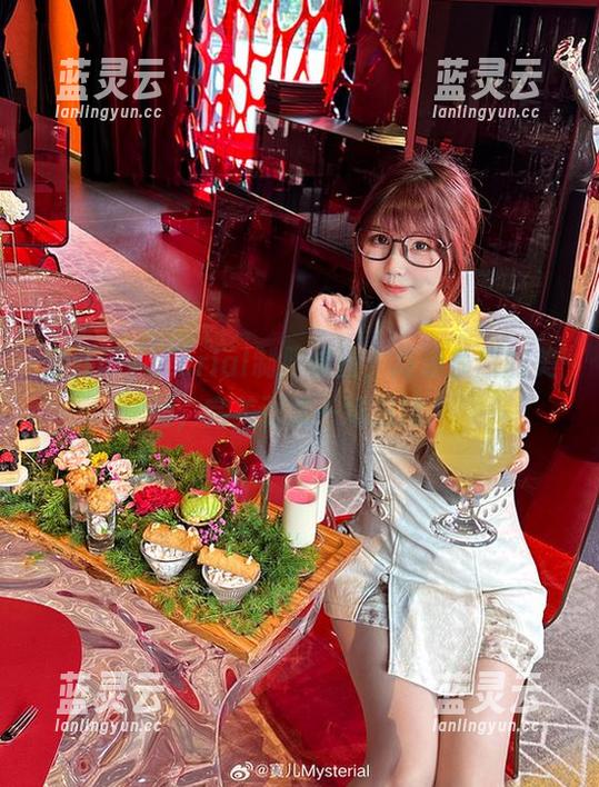 宝儿mysterial制服造型，高清质感的美图，完美引发一场思绪。