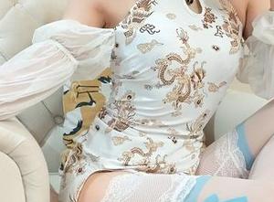 户外里的小女巫露娜图集：每一张都像是在说‘快看，我在哪里！’