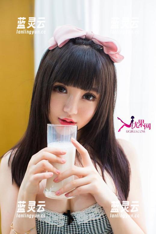 尤果网 - 新鲜出炉的王莹夏日图包，时光的尴尬似乎在她身上找到了出口。