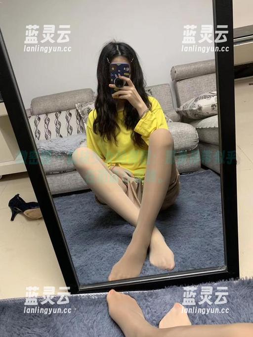 提袜少女 微密圈 - 提袜少女的原图:那条吊带似乎在邀请你瞧瞧。