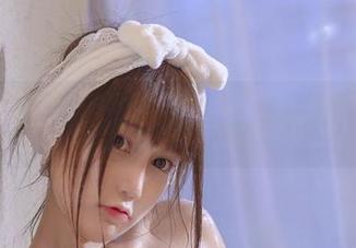 星野咪兔最新图册，透明女仆的存在感似烟火，在一瞬和永恒间交替。