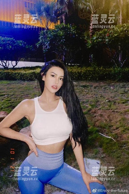 微密圈 - 脸皮薄的朋友走开！李嘉欣97的万圣节图片让人目不暇接，写真里有种摇摇欲坠的美感。