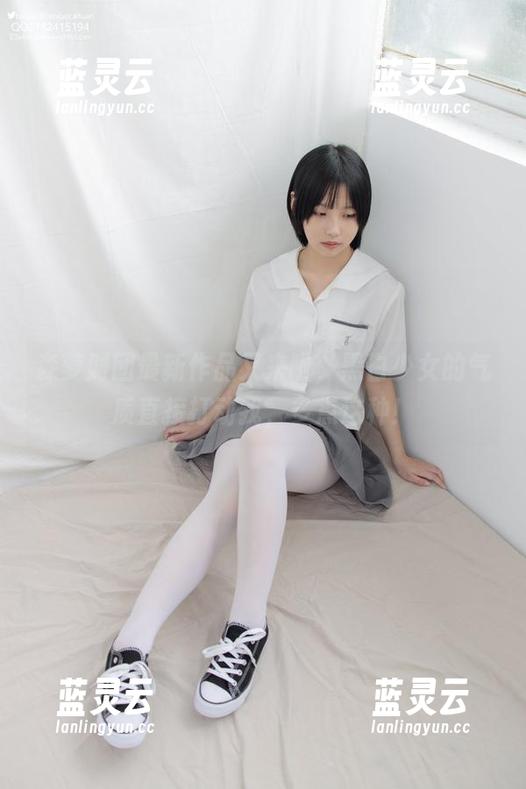 森萝财团最新作品又来啦，黑白少女的气质直接打动我，多点这种！