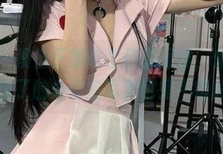 微密圈 – 懊恼于繁忙工作的同时，偶尔偷瞄汤圆可甜了的办公室写真也是不错的调剂。
