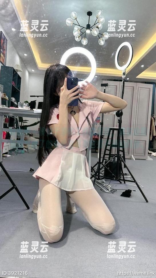 微密圈 - 懊恼于繁忙工作的同时，偶尔偷瞄汤圆可甜了的办公室写真也是不错的调剂。