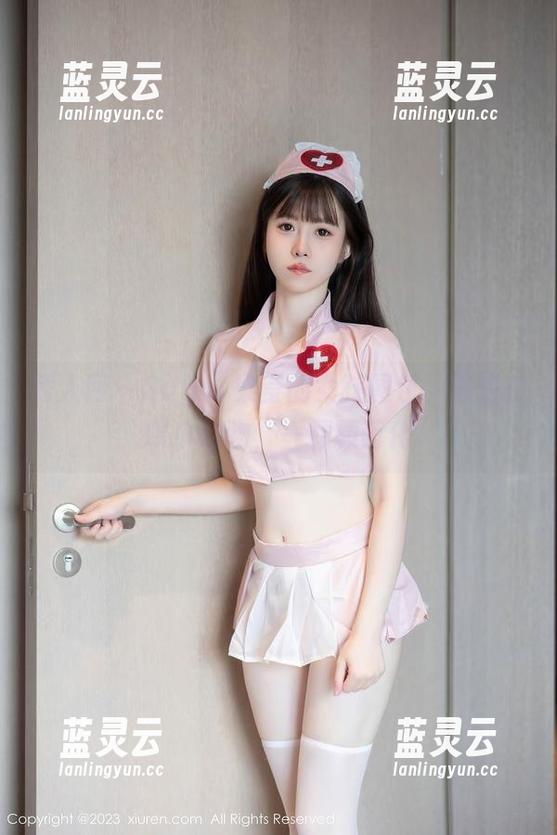 秀人网 - Sugar梁莹的女孩图包，像是在喂小动物，一颗颗萌化