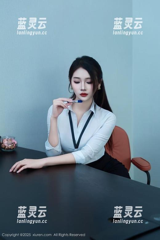 秀人网-何嘉颖 秀人网 - 白裙欲动,何嘉颖静看,高清合集里的每一瞬间都很真实!
