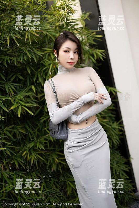 秀人网 - 泳池旁的初梦瑶，全集原图带你水里游一圈，不会潜水也没关系！