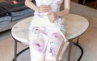 秀人网 – 原图中的王伊纯，偷偷流露出多少与女孩之间的默契。