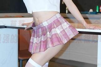 秀人网 – 草莓zz说，她的高跟鞋会带你领略最强的美图资源，听起来很妙吧？