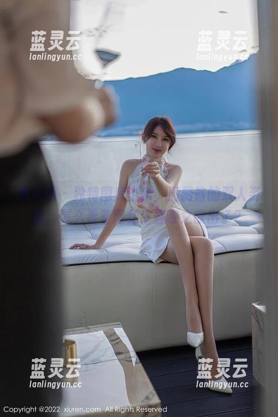 秀人网 - 独特图库上新，薇薇酱的双人姿态，怎么看着网红生涯呼之欲出了？