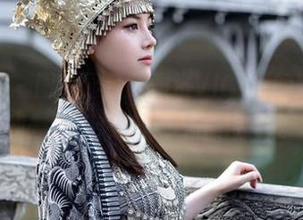 秀人网 – 图片显示陈雅漫VICKY的短裙，我一度在想，这风格…独特。