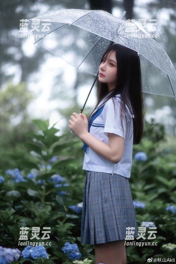 秋山AkI最新套图《mirror彩云》，可能是在举办一场云端的派对，不过好像只有镜子跟你说话。