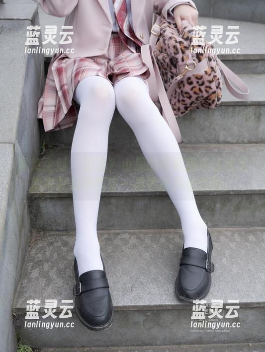 紧急企划-小恩 紧急企划 - 运动?小恩的写真图包让我无形中就想举哑铃—虽然那只是空的。