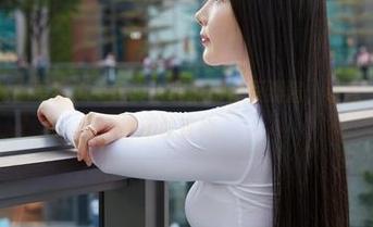 蜜桃社 – 她的写真似乎把夏天调味得像豆瓣酱，让我一时间有点不敢直视。