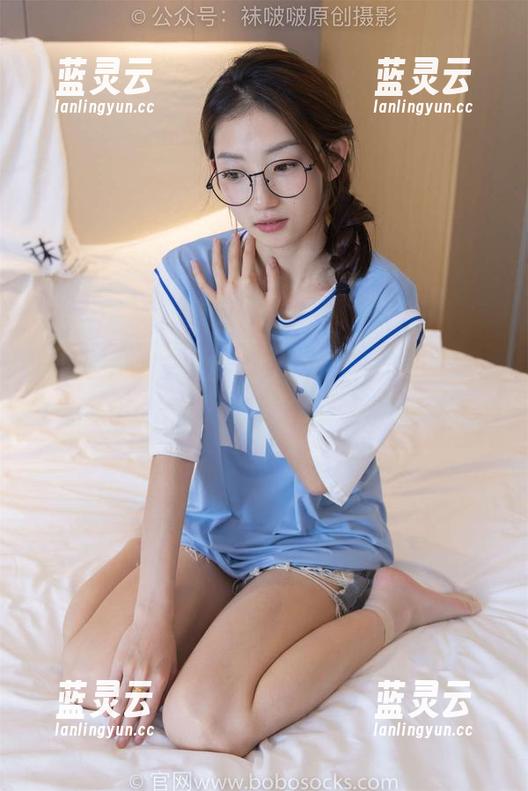 袜啵啵 - 果冻和她的白棉袜：原图更新，看得我心痒痒，想问她在哪里买的！