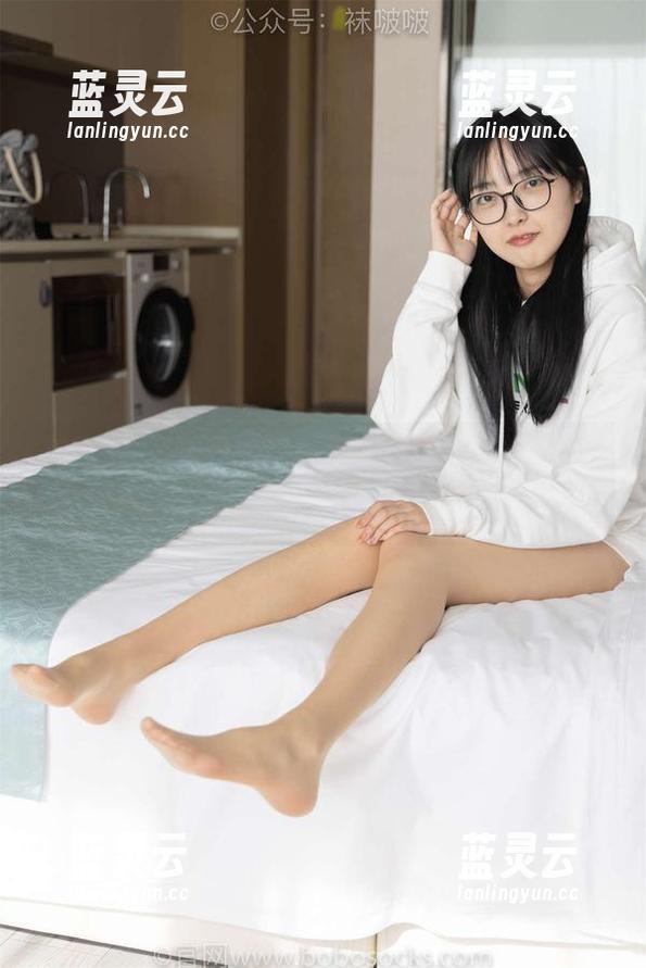 袜啵啵 - 果果的定制花絮，黑色指甲油与裸足的微妙合作