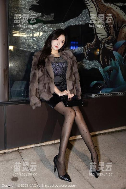 语画界-月音瞳 语画界 - 月音瞳与水手服的众多扮演,图库只差没自带一把蒲扇了!