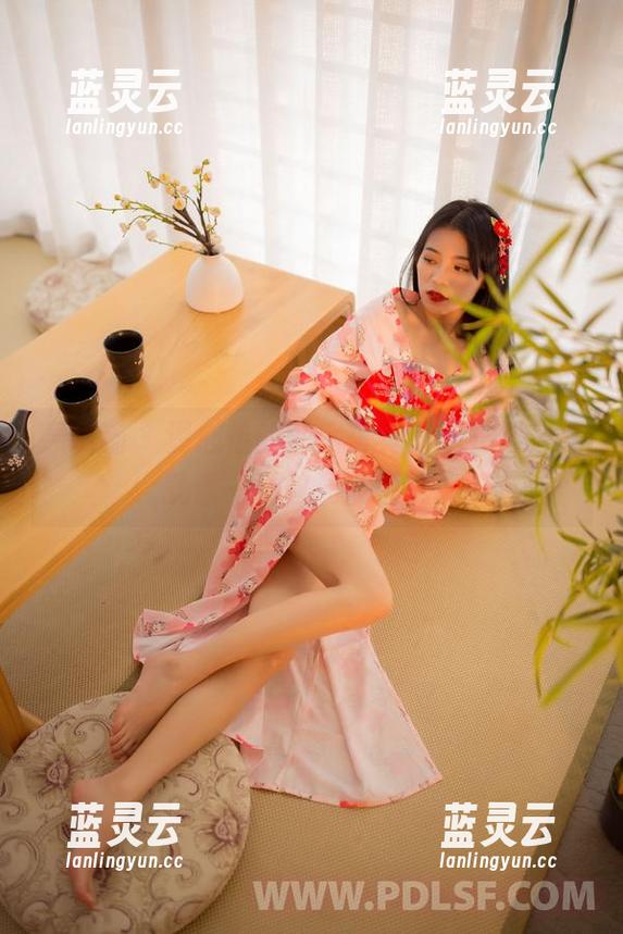 轰趴猫-温心怡 轰趴猫 - 温心怡的私房写真,连衣裙穿得就像一场敢死队挑战!