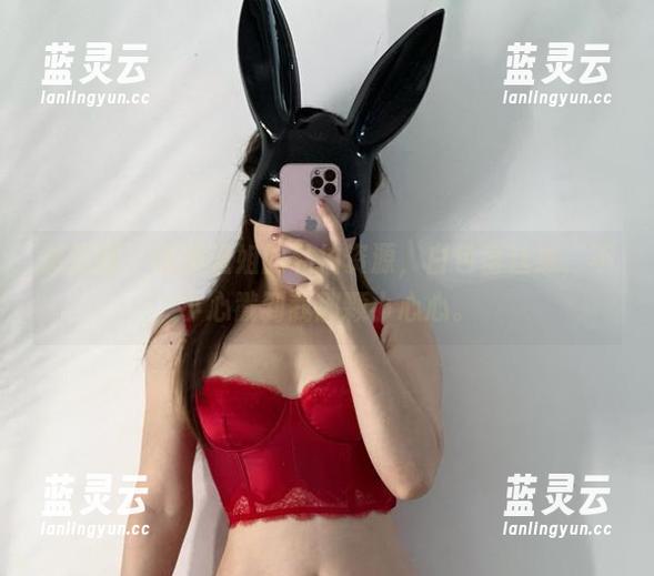 微密圈 - 铁锤姐姐的私拍资源，白色蕾丝袜，不小心戳到我那颗小心心。