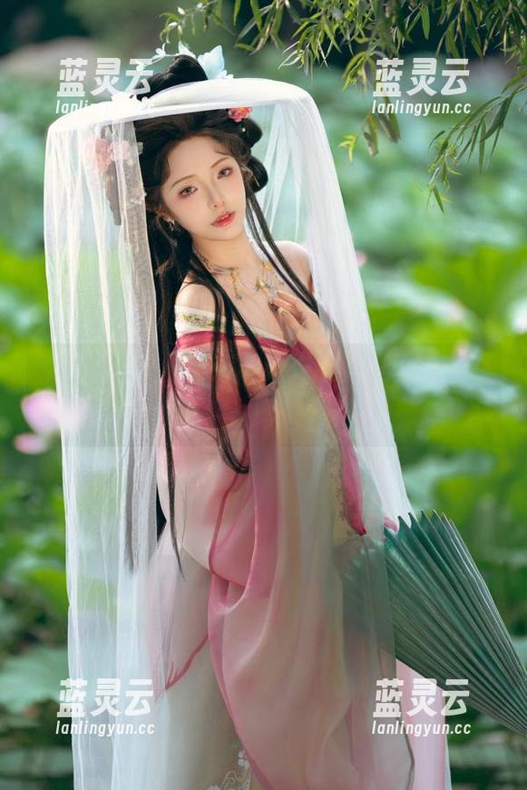 看吧！雯妹不讲道理的“小秘”图片，资源随手可得的那种！