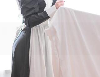 青水百合子的美图：露背毛衣、长发飘飘，简直是一道风景线。
