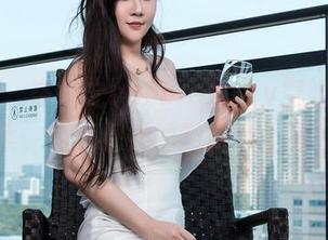 青豆客 – 岑苑之barbiebaby空姐高清图集，真想把她的制服穿上身！